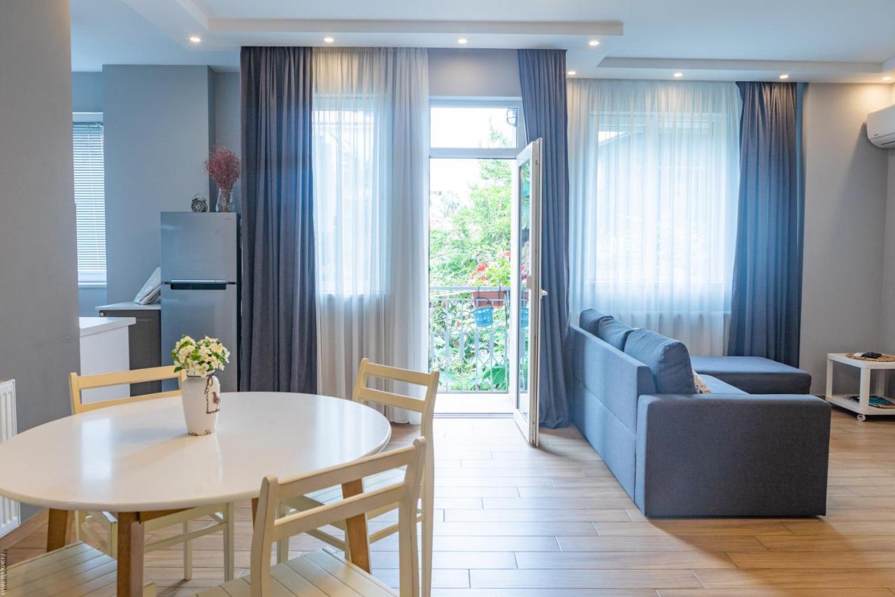 Apartment By The Sheraton Батуми Экстерьер фото